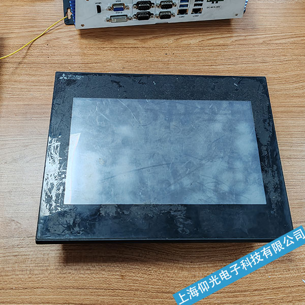 湖州Mitsubishi 三菱觸摸屏黑屏故障內(nèi)部的邏輯面板損壞原因以及維修